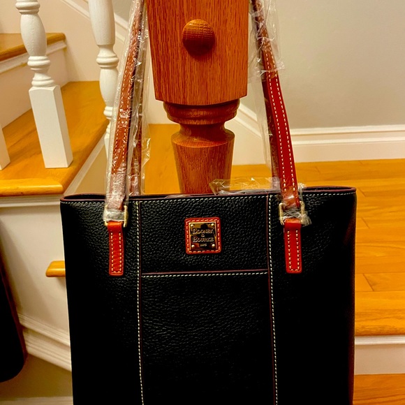 Dooney & Bourke Black Tote. - Picture 1 of 2